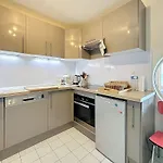 Lumineux Avec Ascenseur, Balcon Et Wifi Gratuit A - Fr-1-361-123 Granville
